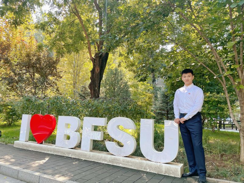 张振成+北京外国语大学+单人照