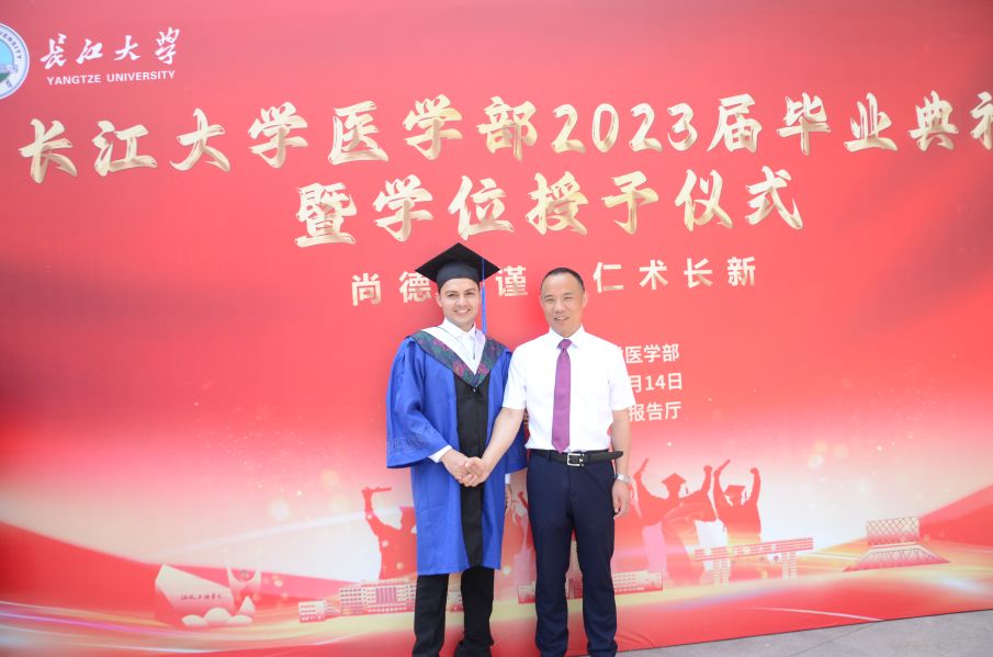 李克军（小巴） 在毕业典礼现场